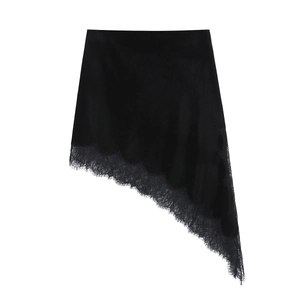 Détail de la jupe noire asymétrique avec dentelle raffinée et texture veloutée élégante