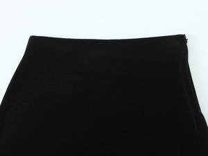 Détail de la taille d'une jupe noire avec fermeture éclair invisible et tissu lisse