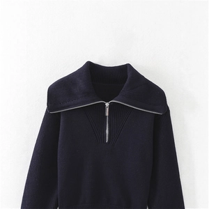 Maglione in maglia blu scuro con mezza zip, collo ampio e texture a coste per l'autunno