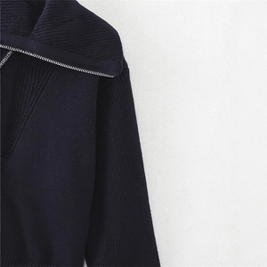 Maglione in maglia a coste blu navy con elegante collo a mezza zip e dettagli in metallo