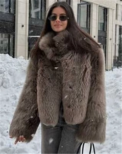 Détail du col large et texture épaisse en fausse fourrure sur manteau d'hiver pour femmes