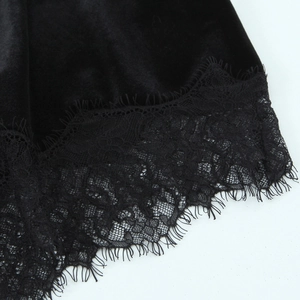 Jupe élégante en velours noir avec ourlet asymétrique en dentelle de cils fins