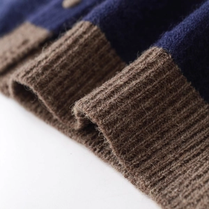 Maglione bicolore blu navy e marrone con polsini in maglia a coste e trama di lana