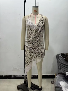 Détail d'une robe léopard beige avec dentelle et coupe asymétrique sur un mannequin