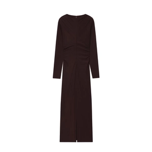 Détails de la robe en maille marron foncé avec fronces à la taille et zip au dos