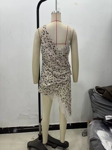 Détail de robe à pois noir et blanc avec bordure en dentelle blanche et ourlet asymétrique