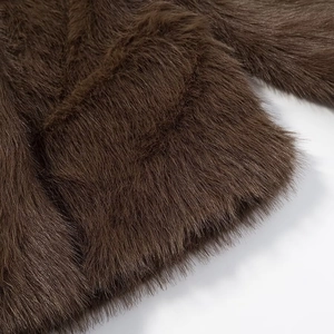 Vue macro détaillée montrant la texture douce et le lustre de la fausse fourrure marron