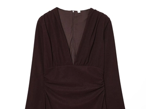 Vue détaillée du col en V et de la taille froncée de cette robe marron à manches longues