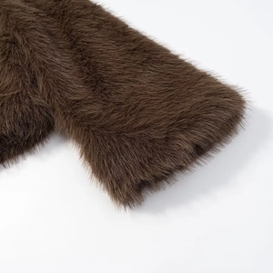 Détail de la texture de fausse fourrure brune douce avec fibres denses et lisses
