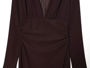 Détail du décolleté en V avec fermeture éclair et fronces à la taille sur la robe brune