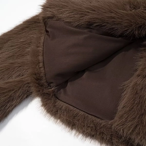 Détail de la texture fausse fourrure brun foncé et doublure de veste d'hiver