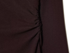 Gros plan détaillé du tissu froncé et de la texture d'une robe ajustée élégante