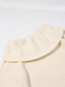 Elegante maglione in maglia crema con volant, ampio colletto e trama a coste