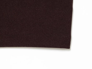 Gros plan sur les coutures précises et la texture fine du tissu de robe marron foncé