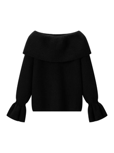 Elegante maglione nero in maglia a coste con spalle scoperte e maniche a balze