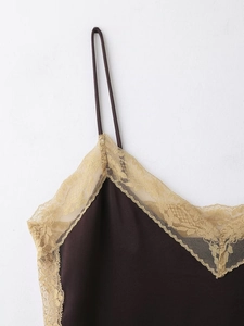 Détail du haut en satin marron foncé avec dentelle beige et bretelles fines