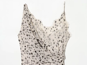 Détail de la robe beige à pois avec dentelle délicate et fines bretelles