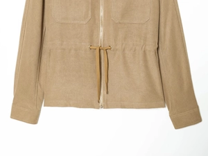Dettaglio della giacca invernale kaki con coulisse regolabile in vita e cerniera metallica