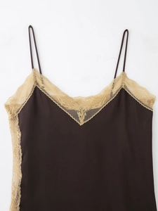 Gros plan détaillé du caraco en satin marron foncé avec dentelle dorée sur le décolleté