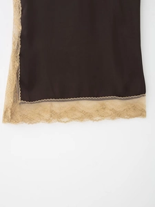 Détail du tissu satiné avec bordure en dentelle florale exquise et coutures lisses sur l'ourlet