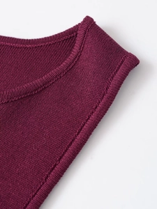 Vue macro du tricot à fines côtes et de la finition de l'encolure sur robe bordeaux