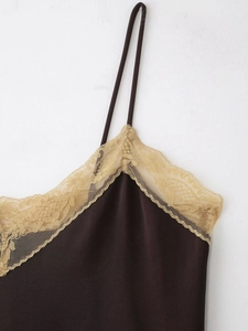 Détail du haut en satin marron foncé avec dentelle champagne délicate au décolleté