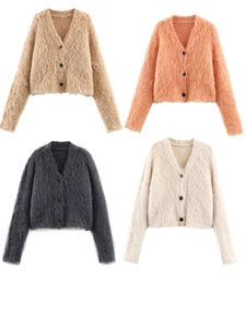 Gilets en maille à col en V en chameau, corail, gris et crème avec texture duveteuse