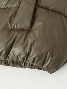 Dettaglio dell'orlo del piumino in pelle PU verde oliva con coulisse elastica