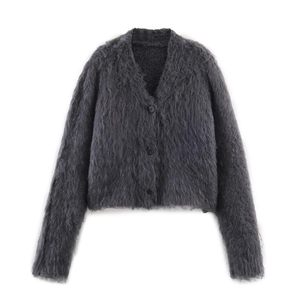 Détail de la texture mohair douce et des boutons noirs sur le cardigan gris foncé