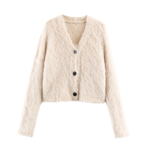 Détail d'un cardigan en maille pelucheuse douce avec col en V et boutons noirs
