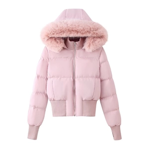 Détail d'une veste d'hiver rose courte avec grande capuche en fausse fourrure et bords-côtes