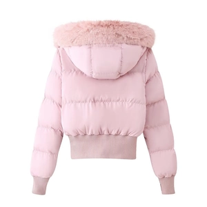 Vue arrière de la veste matelassée rose avec capuche en fourrure et bord côtelé