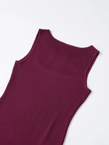 Gros plan de la robe en maille bordeaux avec texture côtelée et détails métalliques