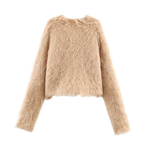 Vue arrière du gilet court en fausse fourrure camel avec une texture pelucheuse et douce
