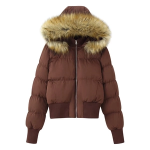 Détail de la veste d'hiver avec capuche en fausse fourrure et fermeture éclair argentée