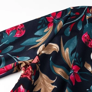 Dettaglio manica abito floreale blu navy con motivo vintage e texture plissettata