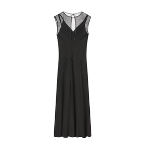 Détail de l'encolure en tulle noir et de la fente goutte au dos de la robe de soirée