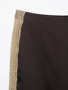 Détail macro du tissu marron foncé avec patchwork de dentelle beige et motifs ajourés