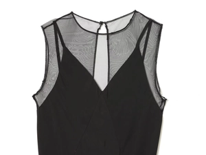 Détail de l'encolure en mesh noir transparent et bouton sur robe sans manches