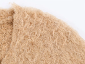 Détails de la maille mohair camel montrant la texture bouclée et les fibres de ce cardigan