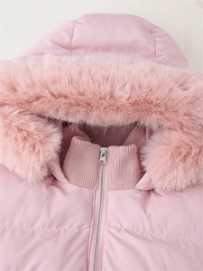Détail d'une veste d'hiver rose avec col en fausse fourrure et fermeture éclair argentée