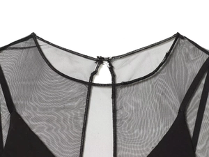 Vue détaillée du tissu en maille transparente avec bouton sur robe noire sans manches