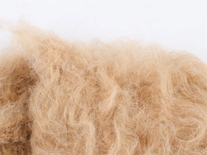Gros plan sur le tissu en maille mohair camel duveteux montrant les fibres douces