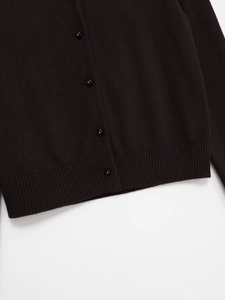Dettaglio del cardigan in maglia marrone scuro con bottoncini neri e bordo a costine