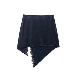 Détail de la jupe en satin bleu foncé avec ourlet asymétrique et bordure en dentelle noire