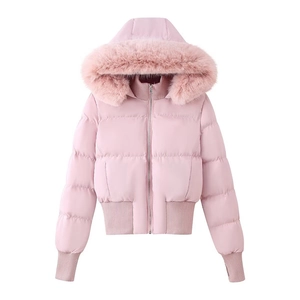 Doudoune courte rose pour femme avec capuche en fausse fourrure et poignets côtelés