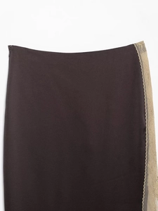 Détail de la taille de la jupe marron foncé avec dentelle beige et fermeture éclair invisible