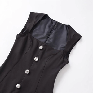 Eleganter ärmelloser schwarzer Overall mit quadratischem Ausschnitt und Kristallknöpfen