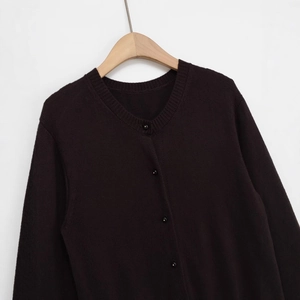 Cardigan da donna in maglia marrone scuro con girocollo e chiusura a bottoni