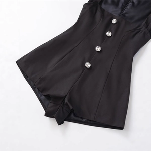 Eleganter schwarzer strukturierter Jumpsuit mit funkelnden Strassknöpfen für Damen